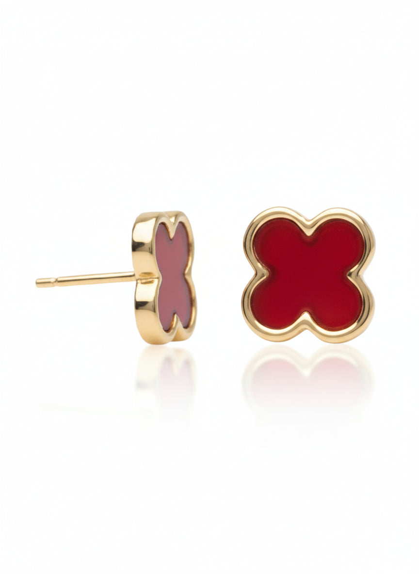 Clover Stud Earrings – Red stud earrings four-leaf clover motif on clean white background, product flat lay, ZARIÉ fine jewellery RAYONNE collection