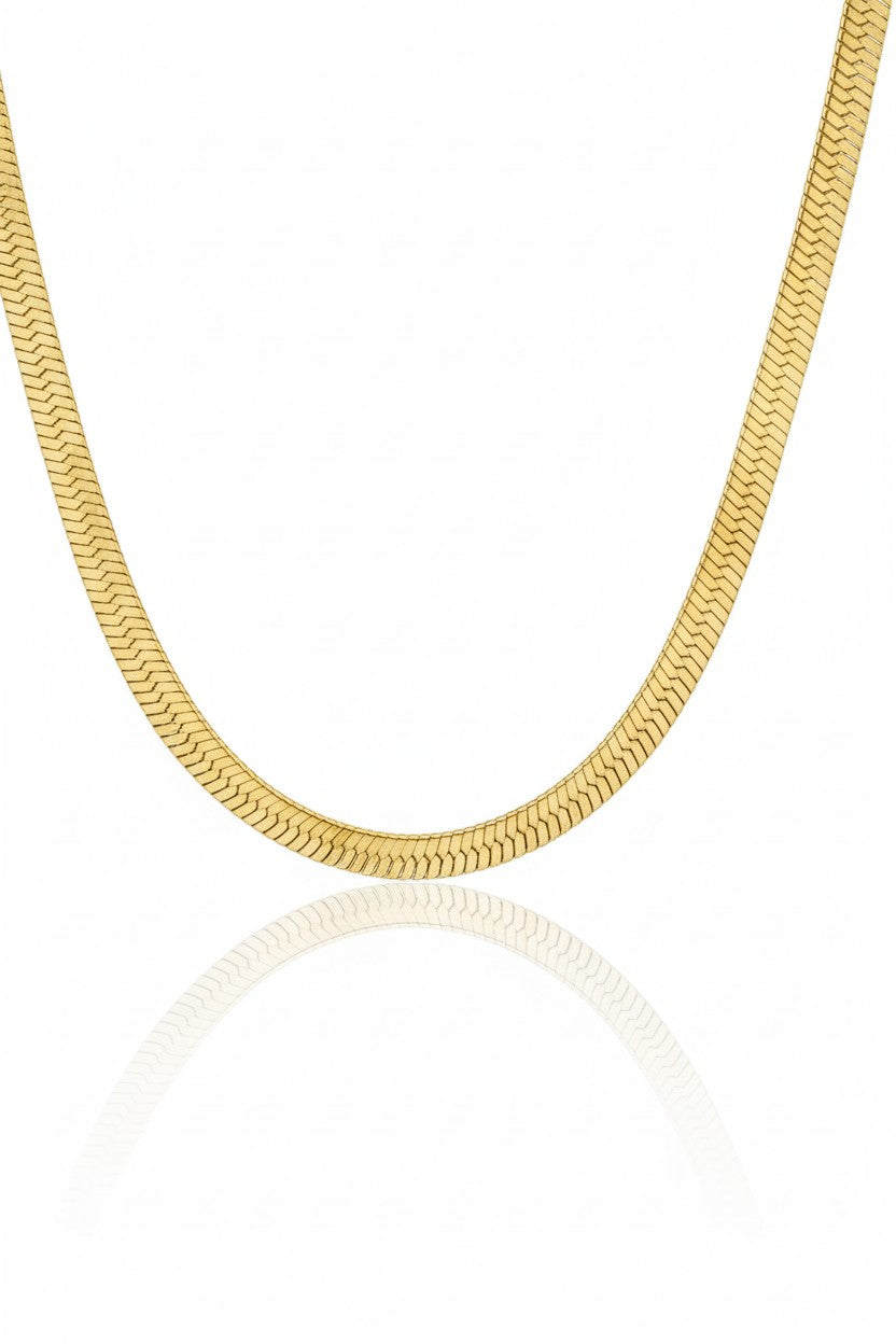 Contour Chain Necklace — Shortline fine chain necklace on clean white background, product flat lay, ZARIÉ fine jewellery HARMONIE collection
