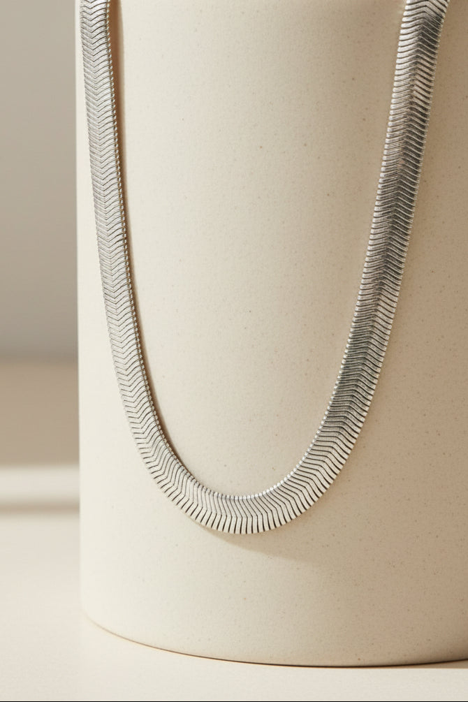 Flux Chain Necklace fine chain necklace additional product view on soft beige background, ZARIÉ fine jewellery ÉLORA collection