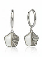 Half-Inlay Clover Hoop Earrings – Silver hoop earrings silver-tone four-leaf clover motif on clean white background, product flat lay, ZARIÉ fine jewellery ÉLORA collection