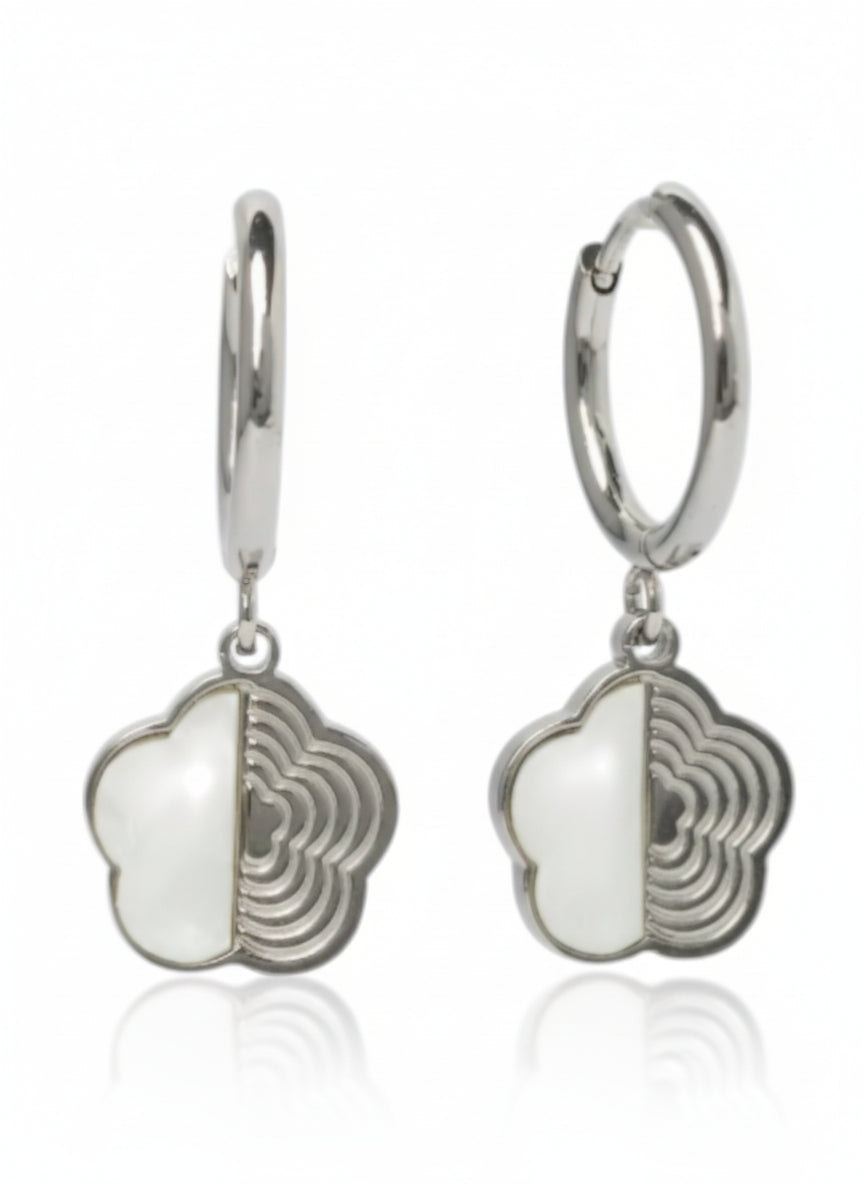 Half-Inlay Clover Hoop Earrings – Silver hoop earrings silver-tone four-leaf clover motif on clean white background, product flat lay, ZARIÉ fine jewellery ÉLORA collection