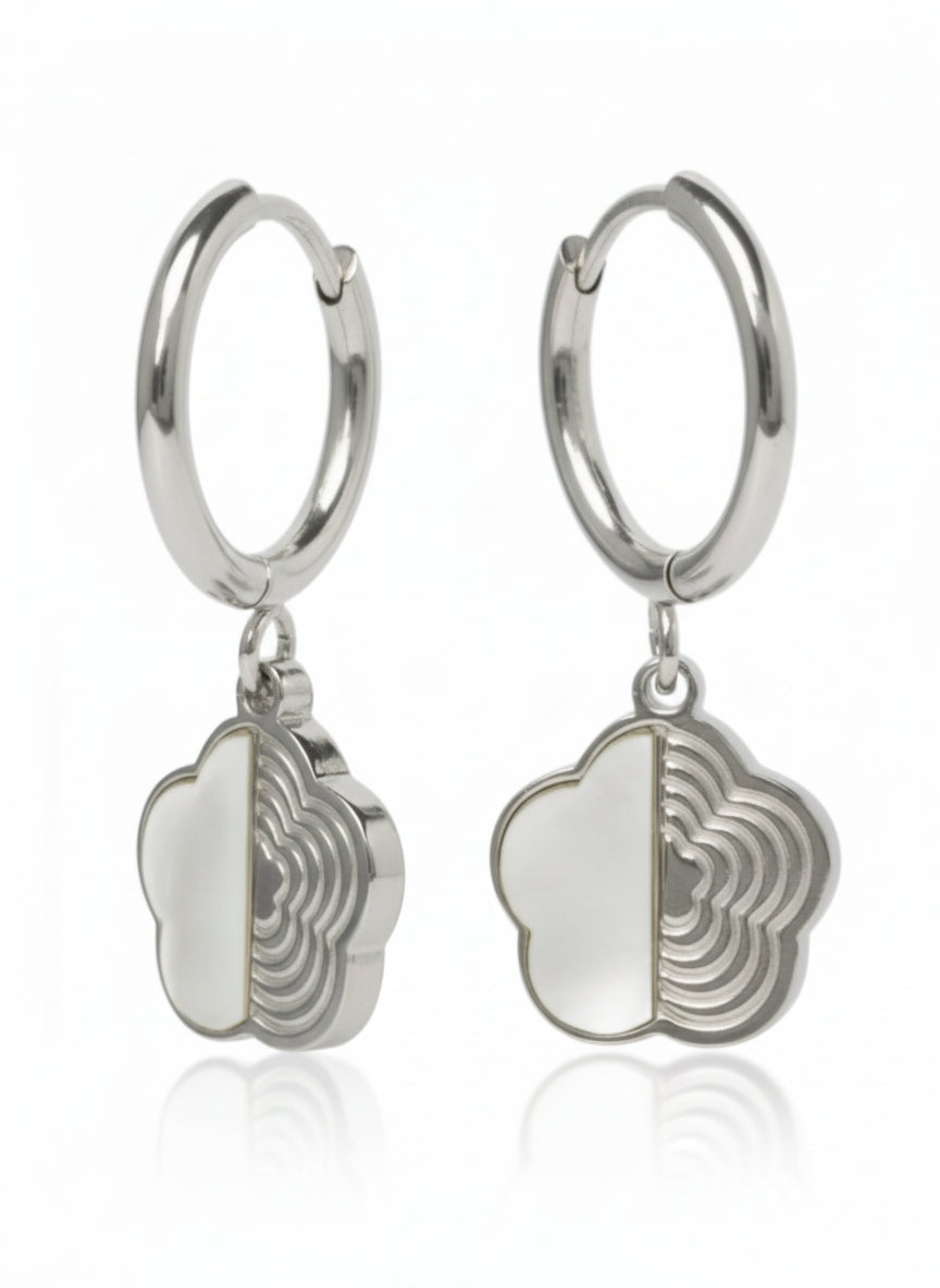 Half-Inlay Clover Hoop Earrings – Silver hoop earrings silver-tone four-leaf clover motif on clean white background, product flat lay, ZARIÉ fine jewellery ÉLORA collection