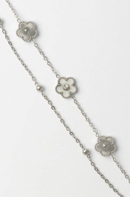 Mini Clover Chain Bracelet fine chain necklace four-leaf clover motif on clean white background, product flat lay, ZARIÉ fine jewellery ÉLORA collection