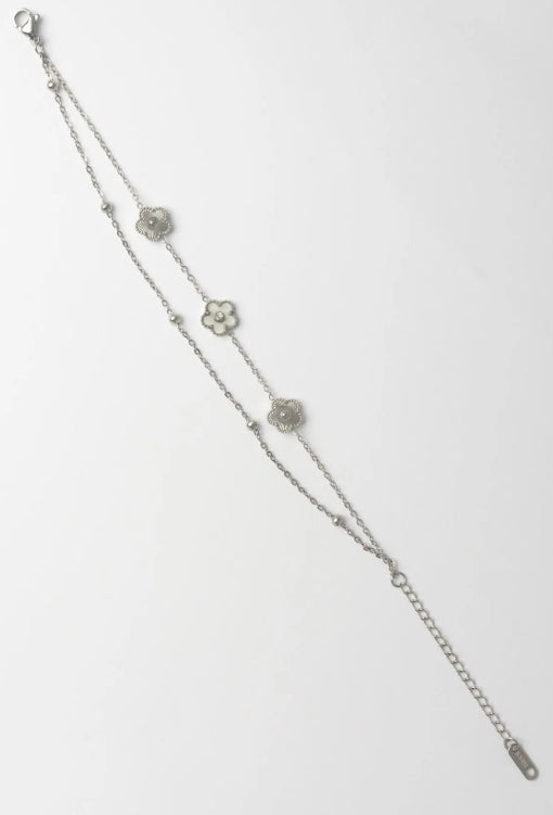 Mini Clover Chain Bracelet fine chain necklace four-leaf clover motif on clean white background, product flat lay, ZARIÉ fine jewellery ÉLORA collection