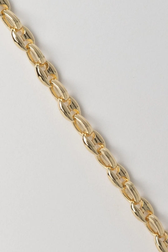 Oval Link Chain Bracelet fine chain necklace on clean white background, product flat lay, ZARIÉ fine jewellery HARMONIE collection