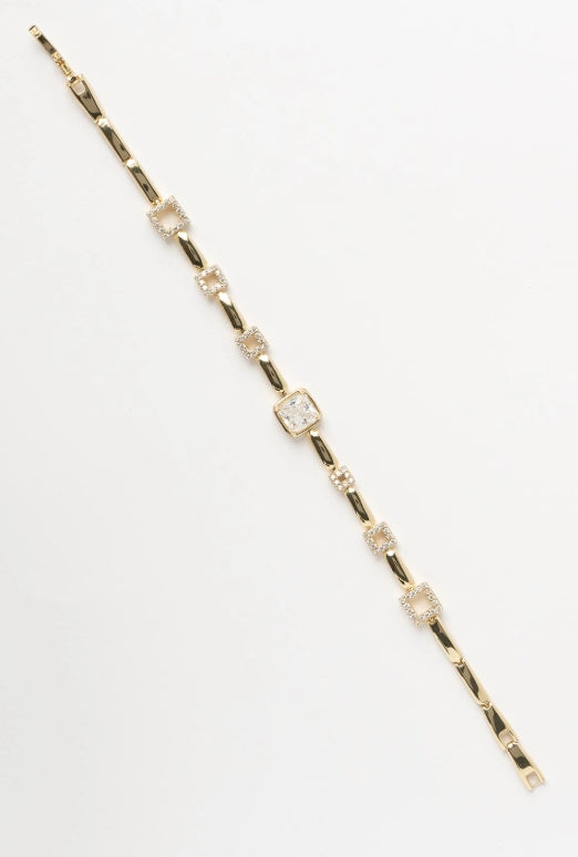 Square Link Chain Bracelet fine chain necklace on clean white background, product flat lay, ZARIÉ fine jewellery LUMIÈRE collection