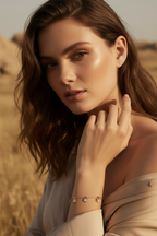 Tri-Tone Clover Chain Bracelet fine chain necklace four-leaf clover motif lifestyle shot worn on model against neutral background, ZARIÉ fine jewellery HARMONIE collection